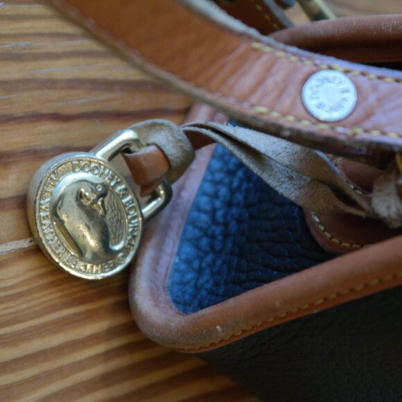 Vintage DOONEY & BOURKE Dark Blue Tan Leather Classic Zip Top Shoulder Bag - Picture 6 of 13